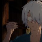 Ein Anime-Charakter mit weißen Haaren isst mit Stäbchen.