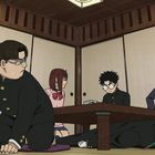 Ich kann den Text nicht lesen. Eine Gruppe von Anime-Charakteren sitzt um einen Tisch in einem traditionellen japanischen Raum.