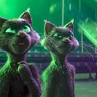 Drei animierte Katzen mit leuchtend grünen Augen blicken in einer futuristischen, grün erleuchteten Umgebung umher.