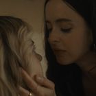 Es sind keine Texte sichtbar. Zwei Frauen sind nahe beieinander, eine fasst sanft das Gesicht der anderen an.