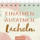 WOCHENPLANER 2027. EINATMEN. AUSATMEN. Lächeln. Silhouette einer meditierenden Person vor pastellfarbenem Hintergrund.