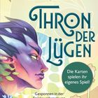 „Thron der Lügen“, „Die Karten spielen ihr eigenes Spiel!“. Seitliches Gesicht in bunten Farben mit Pflanzenmotiv.