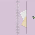 Spiralgebundener Notizbuchhintergrund mit lila Umschlag und Schleife. Rechte Seite hat eingelegte Zettel.