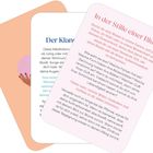 "In der Stille einer Blume" beschreibt eine Meditation. Zwei weitere Karten zeigen einen Text über Klang und eine Illustration.