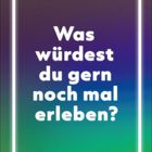 "Was würdest du gern noch mal erleben?" steht in weißer Schrift vor einem Farbverlauf von Lila zu Grün.