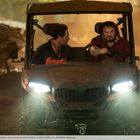 Doug und Griff sitzen in einem Geländewagen in einer dschungelartigen Umgebung. Doug sieht entschlossen aus.