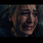 Eine Frau weint verzweifelt, ihr Gesicht ist nah, mit nassen Wangen und angstvollem Ausdruck.