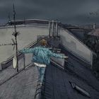 Ein urbanes Panorama bei Dämmerung. Eine Person balanciert auf einem Dachfirst, umgeben von Gebäuden und Rauch am Himmel.