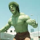 Eine grüne, muskulöse Figur mit zerrissener Hose schreit in einer städtischen Umgebung.