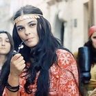 Frauen in bunten Kleidern, eine raucht eine Pfeife, alle schauen in Richtung Betrachter.