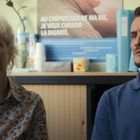 Plakattext: "AU CRÉPUSCULE DE MA VIE, JE VEUX CHOISIR LA DIGNITÉ." Zwei Personen in einem Büro, ältere Frau links.