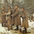 „FSK freigegeben“ steht unten. Mehrere Männer in historischen Uniformen stehen im verschneiten Wald mit Gewehren.