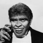 Eine schwarz-weiße Darstellung einer Person mit wilden Haaren, spitzen Zähnen und einem furchterregenden Ausdruck.