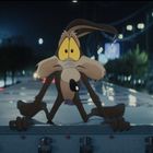 Illustration einer Cartoonfigur auf einem Fahrzeugdach bei Nacht, mit erschrockenem Gesichtsausdruck.