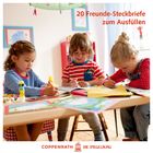 "20 Freunde-Steckbriefe zum Ausfüllen". Drei Kinder malen an einem Tisch. Bunte Stifte und Papiere sind verteilt.