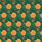 Orange Scheiben, Zimtsterne, Nüsse und Zweige wiederholen sich als Muster auf grünem Hintergrund.