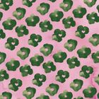 Grüne, wolkenartige Muster auf rosa Hintergrund in gleichmäßigem Abstand angeordnet.