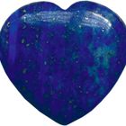Ein tiefblaues, herzförmiges Objekt mit leicht schimmernden Flecken, ähnlich einem Lapislazuli-Stein.