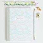 Notizbuch mit Muster und Text: "LAY FLAT BINDING", "DOTTED PAGES", "NOTEBOOK", "50 PAGES", "BAMBOO PAPER", Bleistifte, Spitzer.