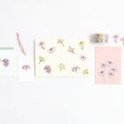 Karten und Tags mit skizzierten Blumenmotiven in Pastellfarben; zarte, minimalistische Illustrationen.