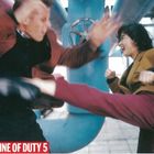 Text: „IN THE LINE OF DUTY 5”. Zwei Personen kämpfen in einer industriellen Umgebung mit Rohren und Ventil.