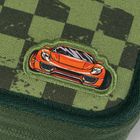 Eine Illustration eines orangen Sportwagens auf einem grünen, karierten Hintergrund.