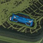 Ein blaues Sportwagen-Logo mit grüner Umrandung auf einem olivfarbenen, reifenmotivierten Hintergrund.