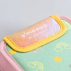 Der Text "s'maepp BY BRUNNEN" steht auf einer glänzenden Lasche. Darunter bunte Stoffe mit Sternen und Regenbogenmustern.