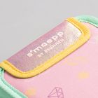 Text: "s'maepp BY BRUNNEN". Ein rosafarbenes Täschchen mit gelbem Rand und Mustern von Sternen und Diamanten.