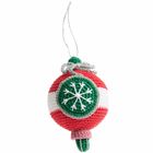 Häkelornament in Rot, Weiß und Grün, mit aufgestickten Schneeflockenmotiv und silbernem Aufhänger.