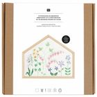 Stickpackung Blumenwiese mit gezähltem Kreuzstich, enthalten ist ein Rahmen. Illustration von bunten Blumen.