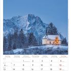 Dezember 2027 Kalenderblatt mit schneebedecktem Berg und beleuchteter Kapelle im Vordergrund.