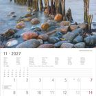Kalenderblatt für November 2027 mit Feiertagen und Notizbereich. Oben Holzpfähle im Meer vor einem bunten Himmel.