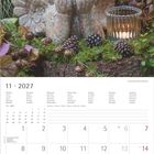 11 · 2027; Montag bis Sonntag auf Deutsch und andere Sprachen; Bild: Engelstatue, Moos, Zapfen, Kerze.