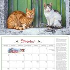 „Oktober“ in geschwungenem Schriftzug mit Katzenzeichnung. Zwei Katzen sitzen vor grüner Holzwand. Darunter Kalender.