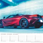 Monatsnamen in vier Sprachen. Roter Sportwagen in beleuchteter Garage. 