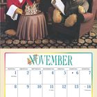 "NOVEMBER" steht über einem Kalender mit wichtigsten Tagen. Oben sitzen drei Teddybären in einer Bibliothek mit einem Gemälde.