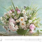 Kalendarium mit November-Tagen. Ein opulentes Blumenarrangement in Pastelltönen mit Rosen und Gräsern in einer Vase.
