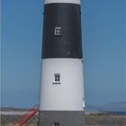 Texte: "Inis Oírr, Atlantischer Ozean", Kalender mit Datum. Ein Leuchtturm aus Weiß und Schwarz, rotes Geländer oben.