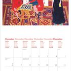 Kalenderblatt für Dezember mit buntem Gemälde oben: Personen in einem gemütlichen Wohnzimmer.