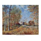 Alfred Sisley (1839–1899), "Road at a forest fringe", 1883. Ein Weg durch einen herbstlichen Wald mit klarer blauer Himmel.
