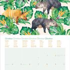 Der Oktoberkalender zeigt Tapire zwischen üppigen grünen Blättern und bunten Blumen. Feiertage sind aufgelistet.