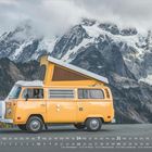 „November 2027“ mit Kalendertagen unten. Gelber Campingbus vor schneebedeckten Bergen.