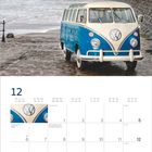 Kalenderblatt für Dezember mit blau-weißem VW-Bus am Meer vor einer Steinmauer und einer nebligen Küstenlandschaft.