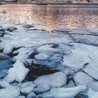 "Dezember" steht groß unten, darunter ein Kalender, oberhalb sind schneebedeckte Berge im Sonnenuntergang und gefrorenes Wasser.