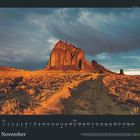 November. Ein Kalender mit einem beeindruckenden Felsen in wüstenartiger Landschaft unter einem dramatischen Himmel. 
