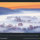 „November“; ein Kalenderblatt zeigt eine neblige Landschaft mit Hügeln und Bäumen in der Dämmerung. Logo „GEO“ unten rechts.