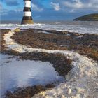 "Mo Di Mi Do Fr Sa So" und Kalendertage für November. Ein Leuchtturm auf felsiger Küste bei bewölktem Himmel. Logo "GEO".