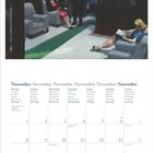 November in mehreren Sprachen. Kalender für November 2027. Malerei: Eine Hotellobby mit drei Personen, zwei Frauen und ein Mann.