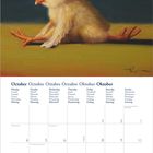 Oktoberkalender in mehreren Sprachen. Ein flauschiges Küken sitzt auf gelbem Untergrund vor dunklem Hintergrund. Gemälde.